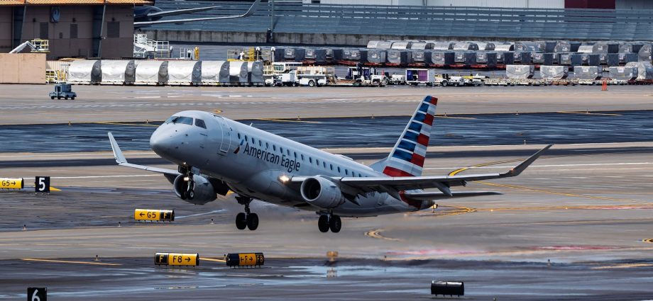 800-feet-apart:-american-airlines-737-&-e175-nearly-collide-at-washington-reagan