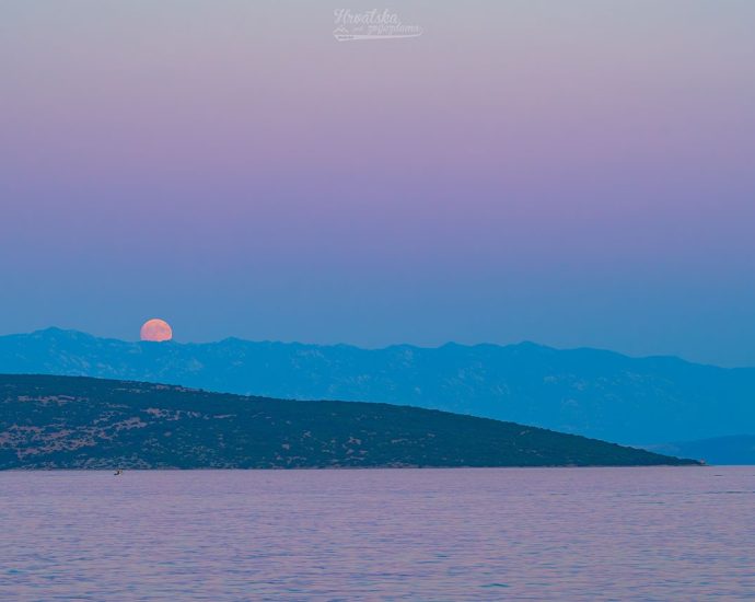 apod:-2026-august-1-–-buck-moon-and-belt-of-venus