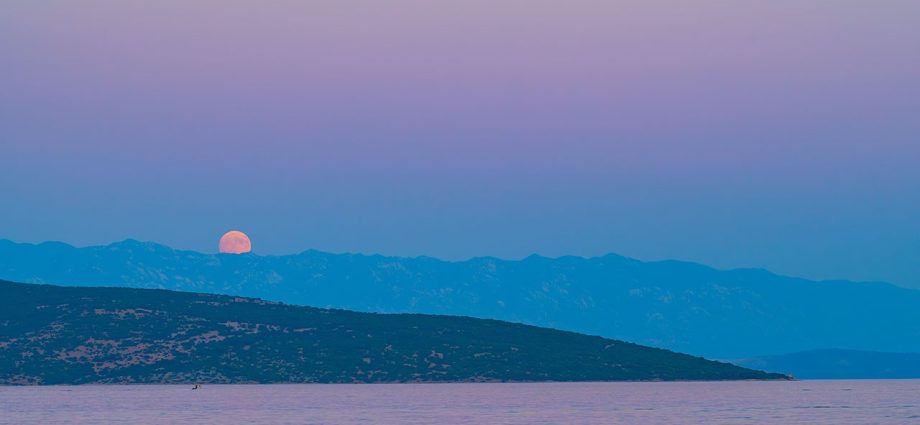 apod:-2026-august-1-–-buck-moon-and-belt-of-venus