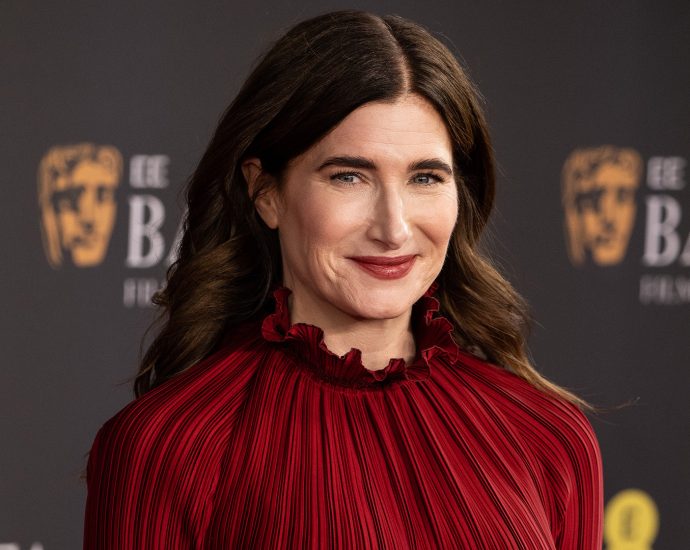 kathryn-hahn-is-already-mothering-as-mother-gothel-in-first-look-at-disney’s-live-action-‘tangled’