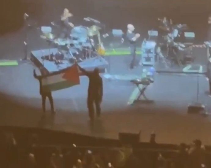 singapore-bans-uk-band-massive-attack-over-palestinian-flag