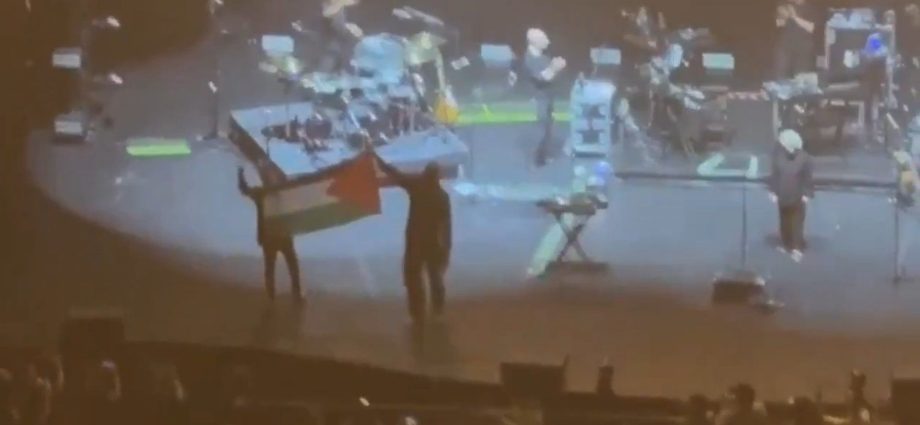 singapore-bans-uk-band-massive-attack-over-palestinian-flag