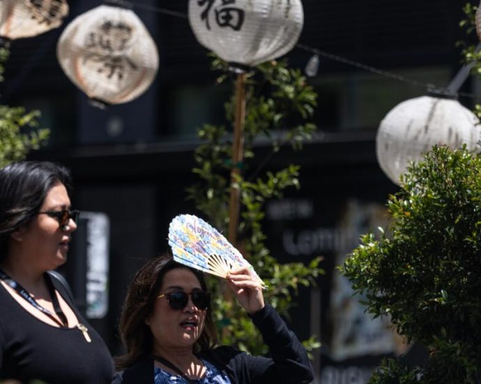 western-us.-heat-wave-brings-record-temps-to-phoenix,-wildfire-evacuations-in-spokane