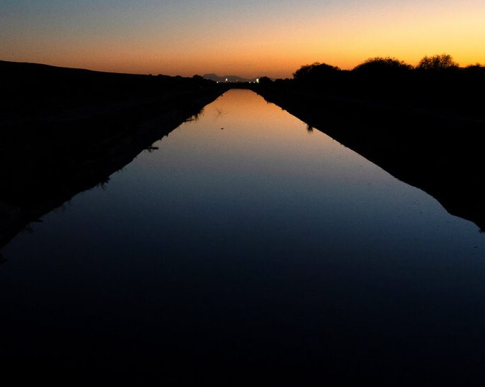us.-raises-threat-of-steep-water-cuts-in-lower-colorado-river-basin