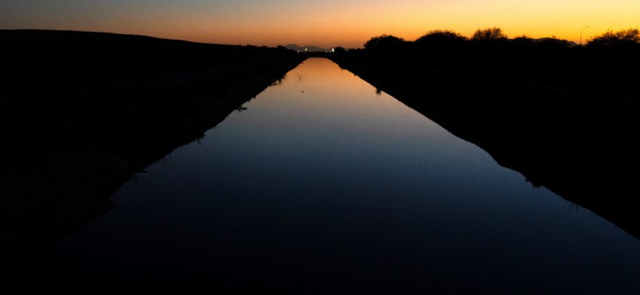 us.-raises-threat-of-steep-water-cuts-in-lower-colorado-river-basin