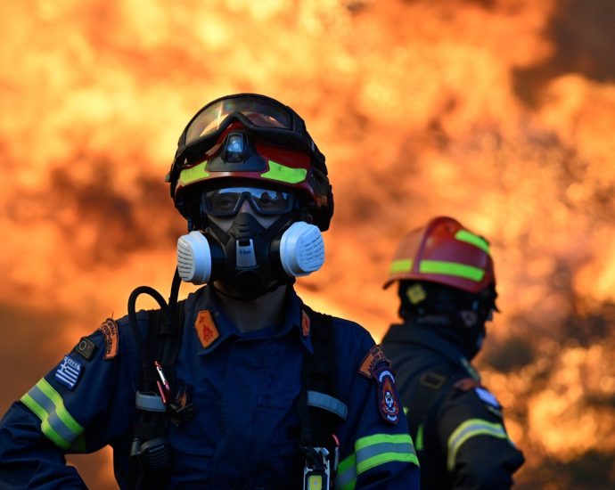 two-helicopters-collide-mid-air-while-tackling-wildfires-in-greece