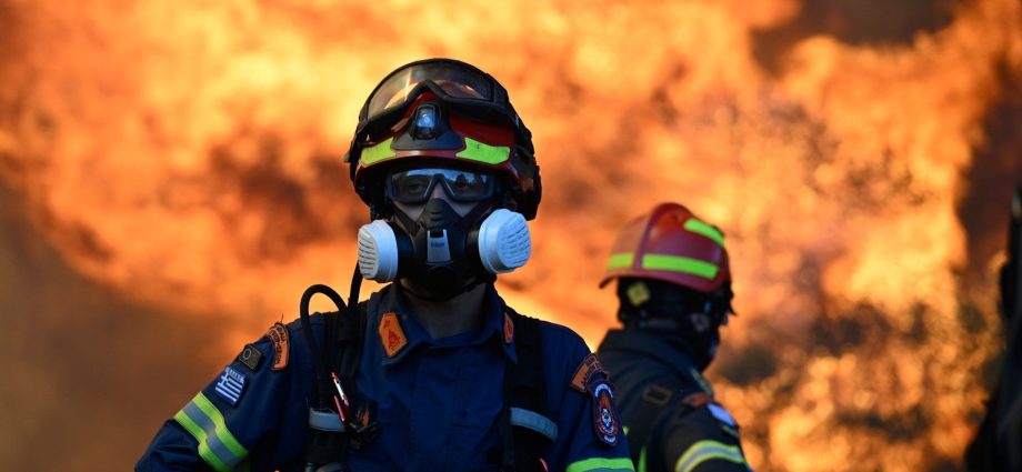 two-helicopters-collide-mid-air-while-tackling-wildfires-in-greece