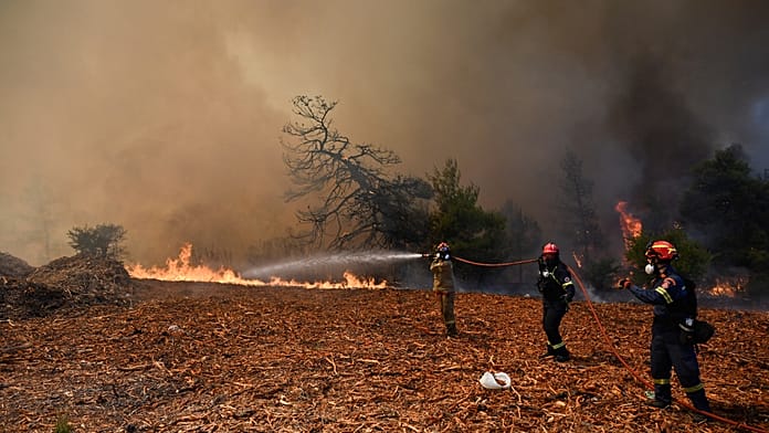 helicopters-and-firefighters-fight-fast-moving-wildfire-near-athens