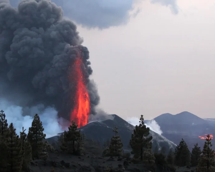 superheated-magma-may-power-towering-lava-fountains