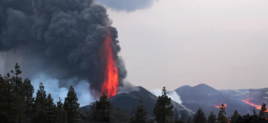 superheated-magma-may-power-towering-lava-fountains