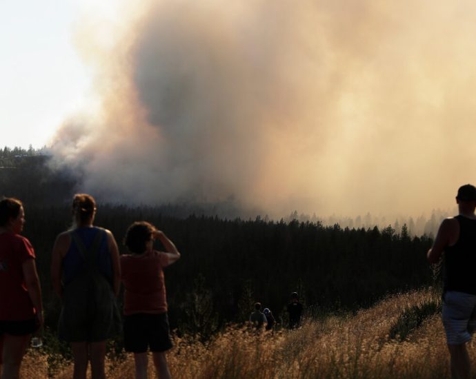 thousands-of-people-under-evacuation-order-from-wildfires-in-spokane,-wash.