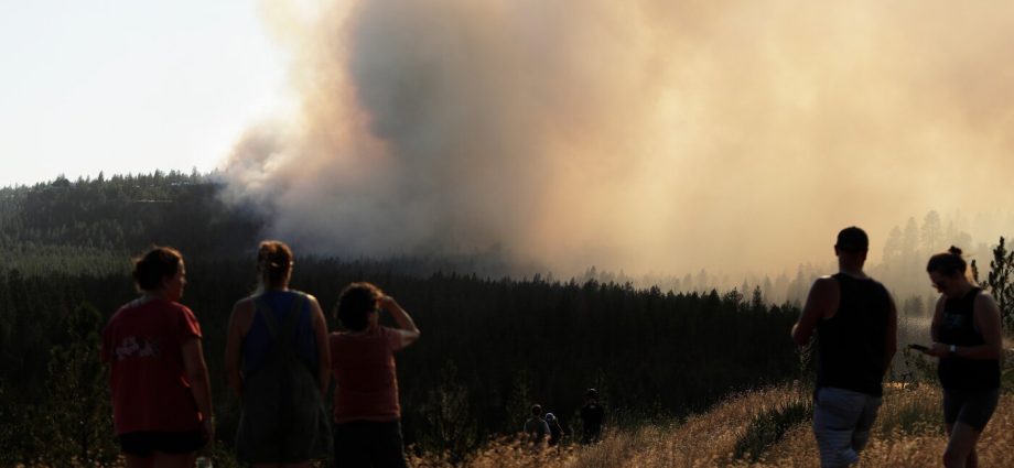 thousands-of-people-under-evacuation-order-from-wildfires-in-spokane,-wash.