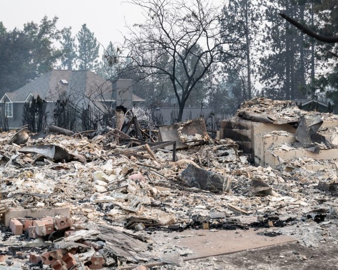 us-arrests-suspect-over-spokane-wildfire-as-tens-of-thousands-flee-blaze
