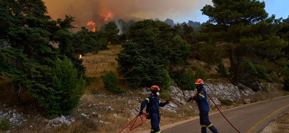 greece:-firefighters-battle-major-wildfire-as-strong-winds-fuel-flames