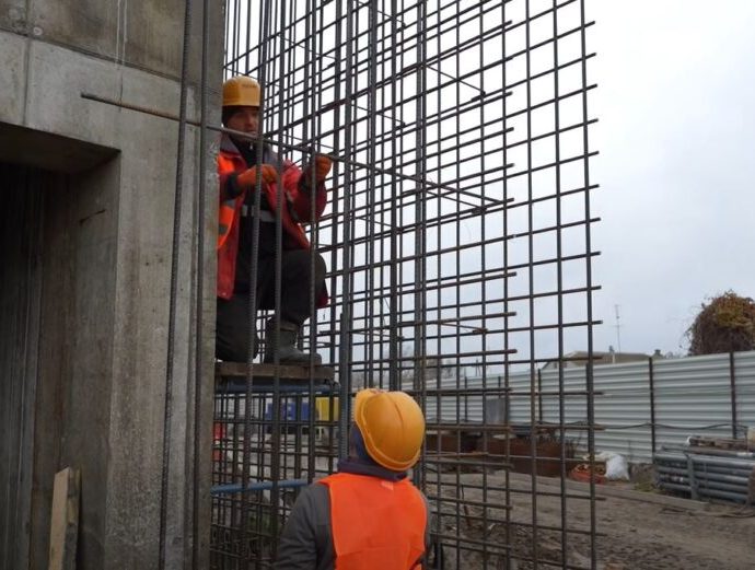 reconstruction-holds-ukraine’s-economy-above-water-as-service-sector-cracks