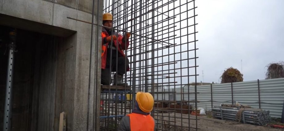 reconstruction-holds-ukraine’s-economy-above-water-as-service-sector-cracks