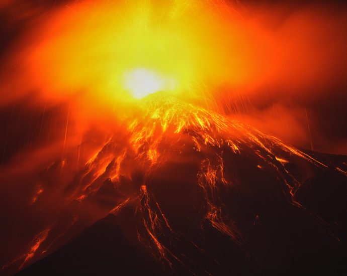 photos:-guatemala’s-fuego-volcano-erupts,-forcing-evacuations