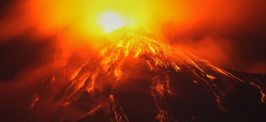photos:-guatemala’s-fuego-volcano-erupts,-forcing-evacuations