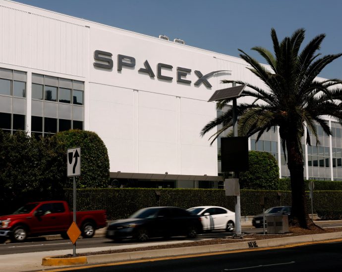 elon-musk’s-spacex-reports-losses-but-less-than-expected