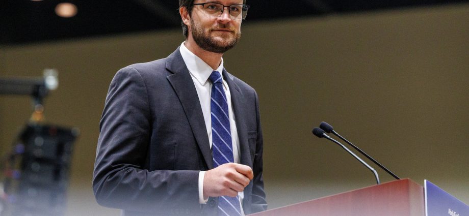 progressive-activist-wins-democratic-primary-in-one-of-the-nation’s-biggest-house-races
