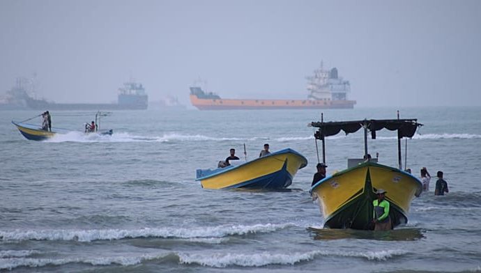 iran-and-oman-draft-waterway-deal-while-the-traitor-rejects-tehran’s-control-and-transit-fees