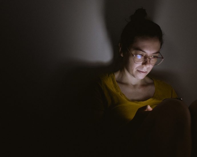 does-social-media-make-you-feel-bad?-the-fault-is-not-in-our-algorithm,-but-in-ourselves