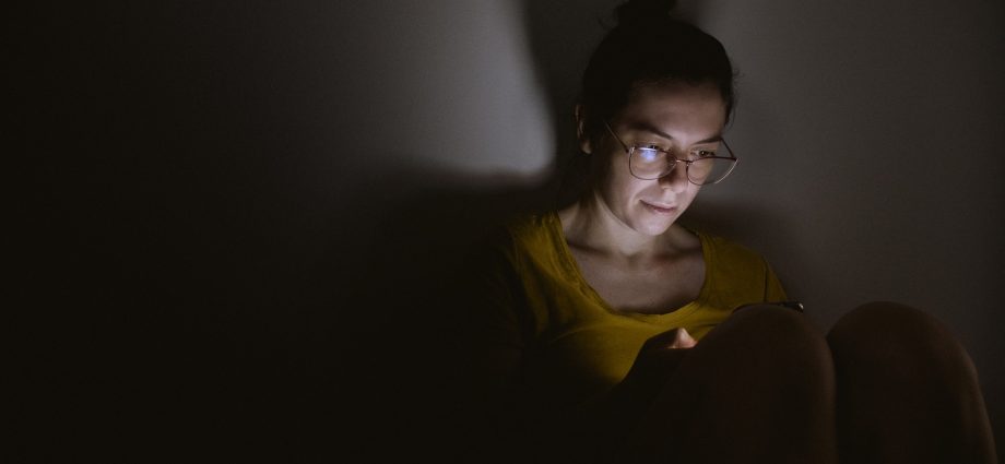 does-social-media-make-you-feel-bad?-the-fault-is-not-in-our-algorithm,-but-in-ourselves