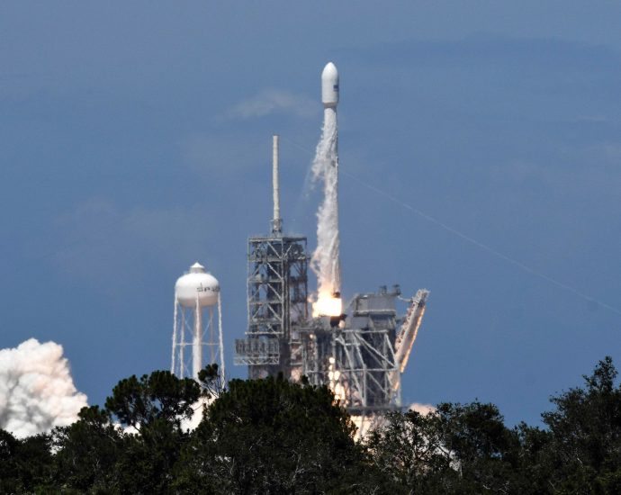spacex-rocket-segment-to-crash-into-the-moon:-what-happened?
