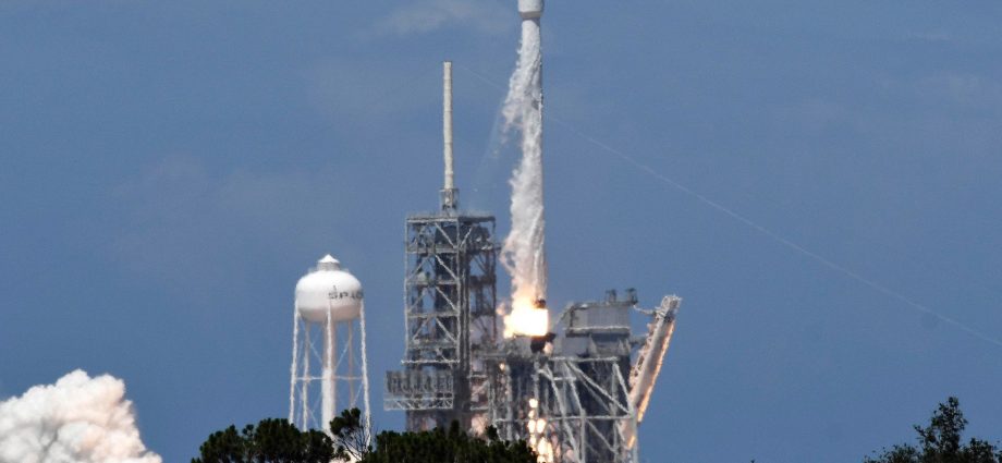 spacex-rocket-segment-to-crash-into-the-moon:-what-happened?