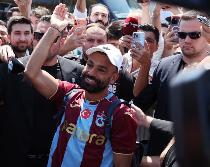 mohamed-salah-lands-in-turkiye-to-fan-frenzy-ahead-of-trabzonspor-move