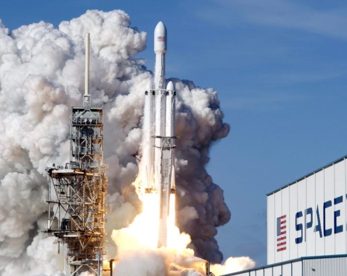 spacex-shares-slide-on-the-heels-of-first-quarterly-report