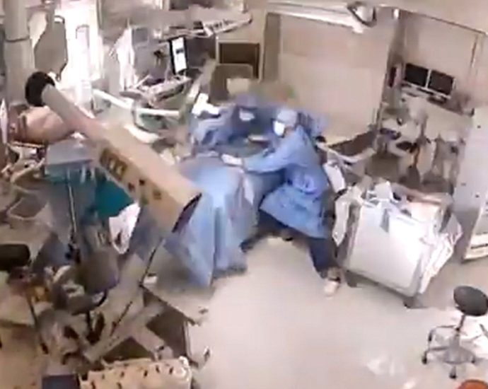 earthquake-strikes-as-doctors-perform-surgery