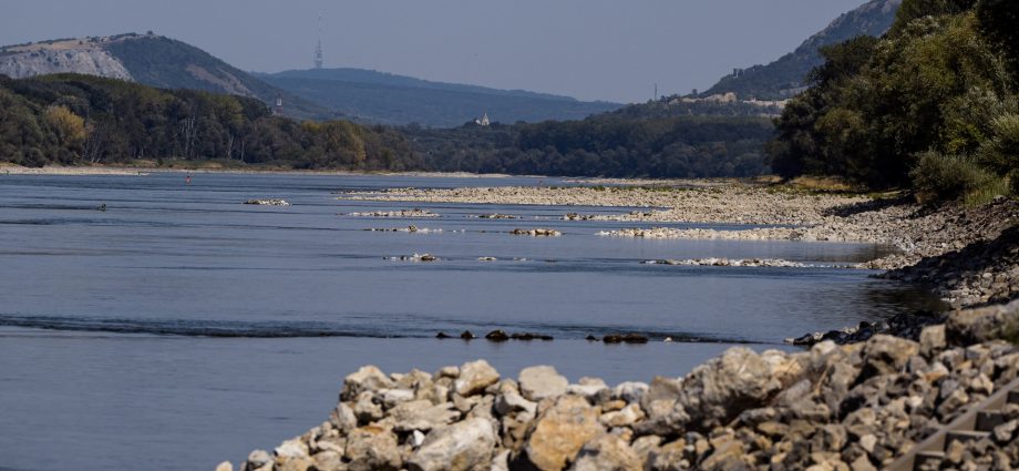 central-europe-sees-record-temperatures-as-heatwave-continues