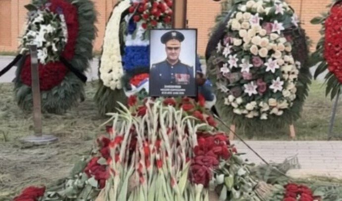 under-roadblocks-and-metal-detectors,-moscow-buries-a-general-likely-killed-in-the-bucha-commander’s-party-bombing
