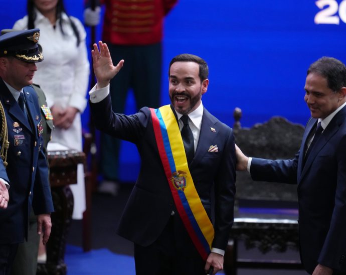de-la-espriella-sworn-in-as-colombia-leader,-vows-crackdown-on-armed-groups
