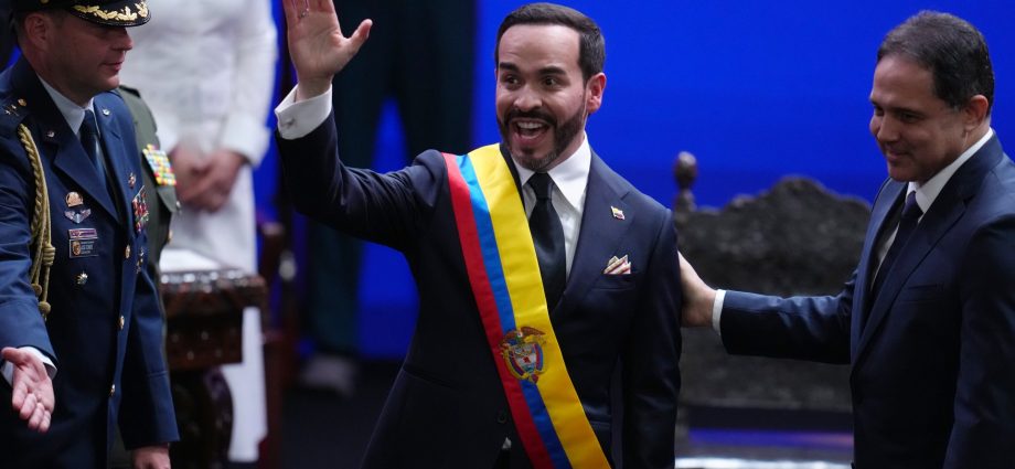 de-la-espriella-sworn-in-as-colombia-leader,-vows-crackdown-on-armed-groups