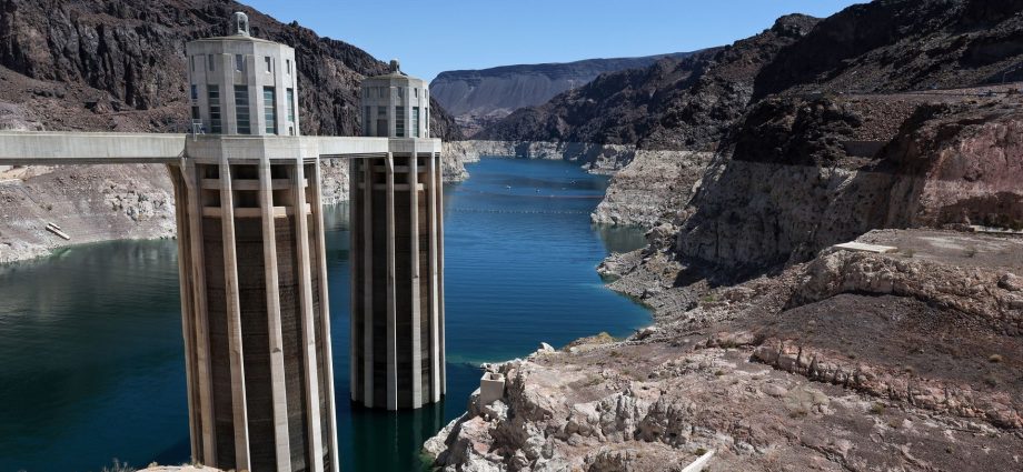 lake-mead-hit-a-record-low-water-level.-why-experts-say-the-benchmark-needs-context