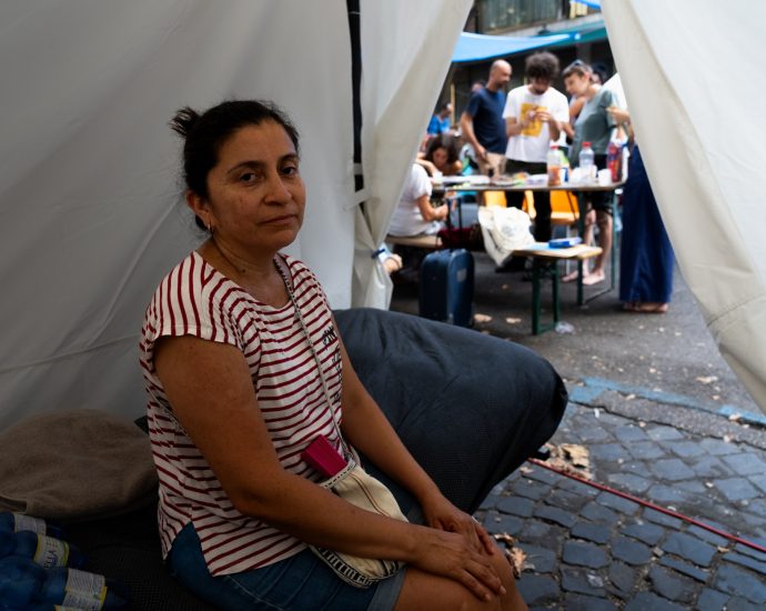 hundreds-camp-on-sweltering-rome-street-amid-tussle-over-squatted-building