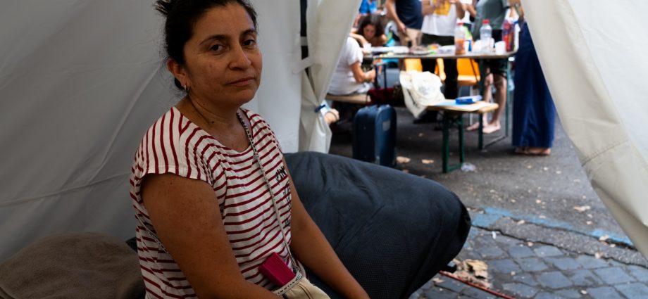 hundreds-camp-on-sweltering-rome-street-amid-tussle-over-squatted-building