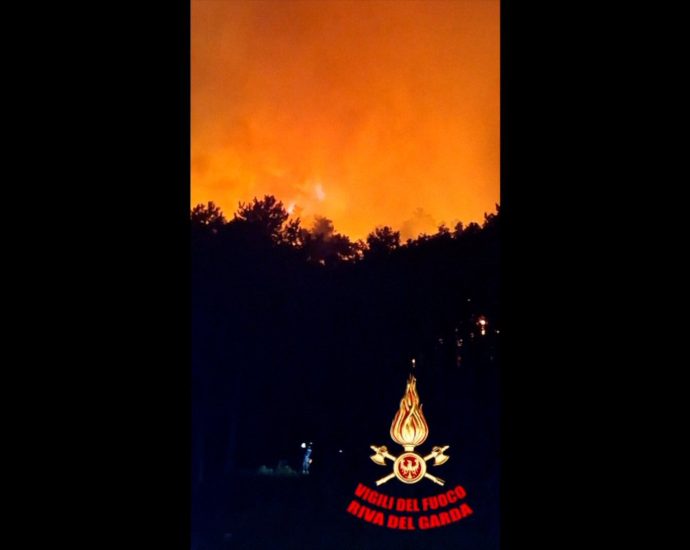 at-least-200-people-evacuated-as-wildfire-rages-near-lake-garda