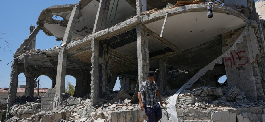 lebanese-soldiers-injured-while-israeli-troops-intrude-on-southern-town