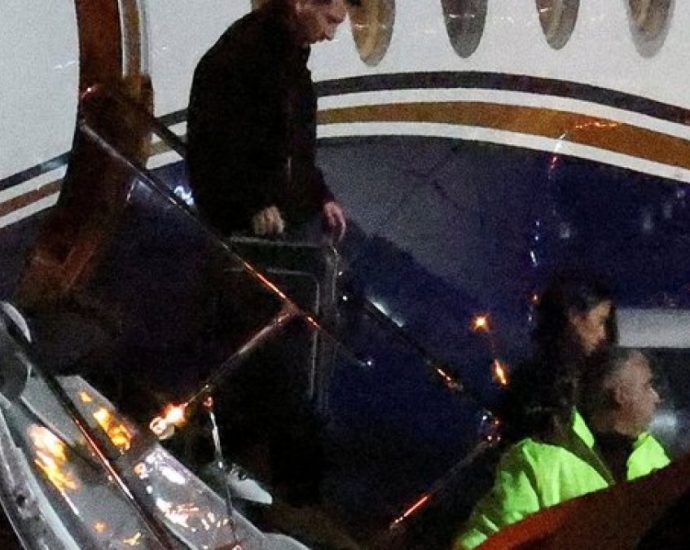 lionel-messi-returns-to-argentina-after-father-jorge’s-death