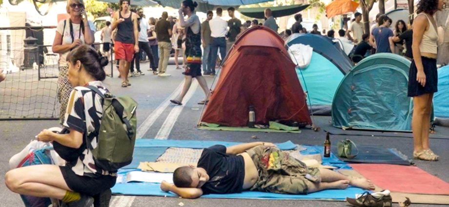 hundreds-forced-onto-rome-streets-amid-crackdown-on-squatted-building