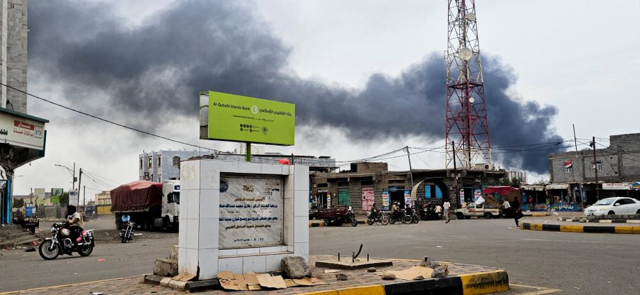 houthis-renew-missile-and-drone-attacks-on-yemen’s-port-of-al-makha