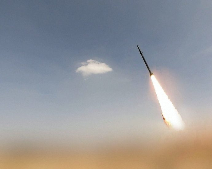 houthis-launch-fresh-ballistic-missile-and-drone-attacks-on-al-makha-port