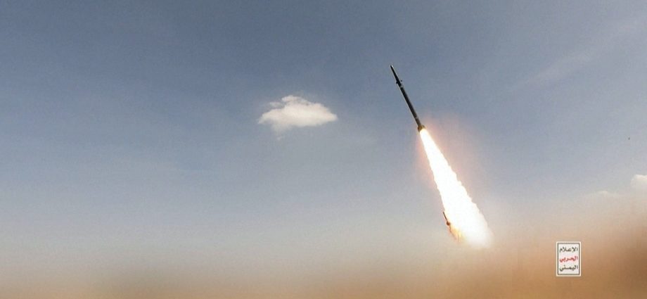 houthis-launch-fresh-ballistic-missile-and-drone-attacks-on-al-makha-port