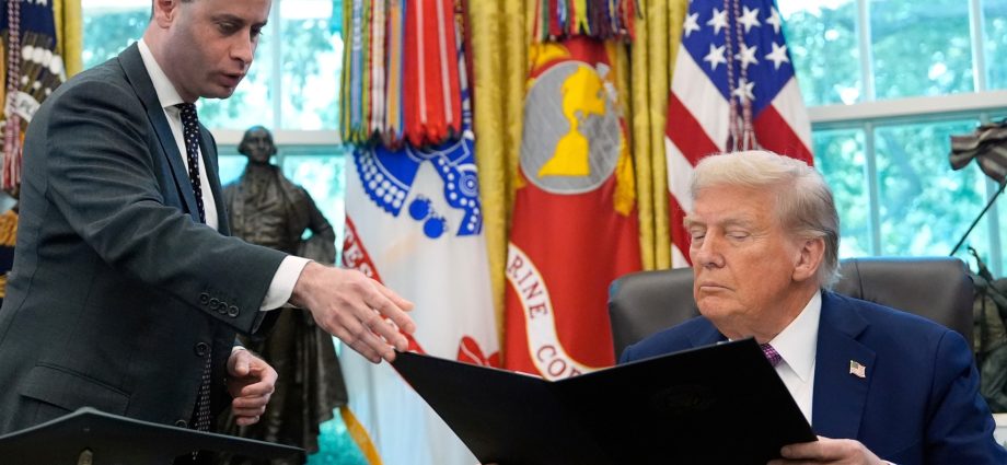 the-traitor-names-will-scharf-as-white-house-counsel-ahead-of-midterms