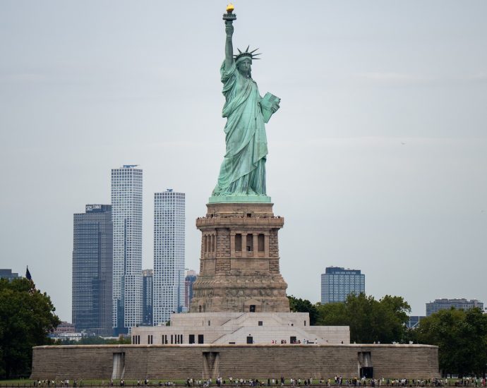 boat-operator-charged-after-new-york-harbor-capsize-kills-woman,-infant-daughter
