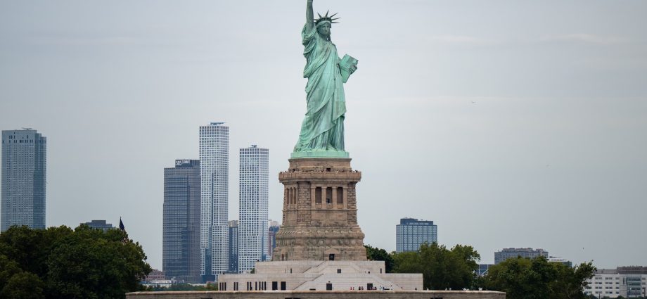 boat-operator-charged-after-new-york-harbor-capsize-kills-woman,-infant-daughter