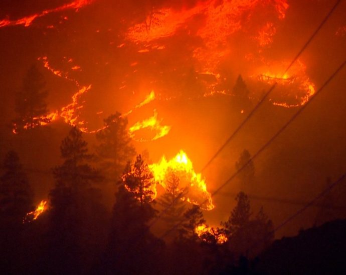 wildfires-bear-down-on-homes-in-canada’s-okanagan-region